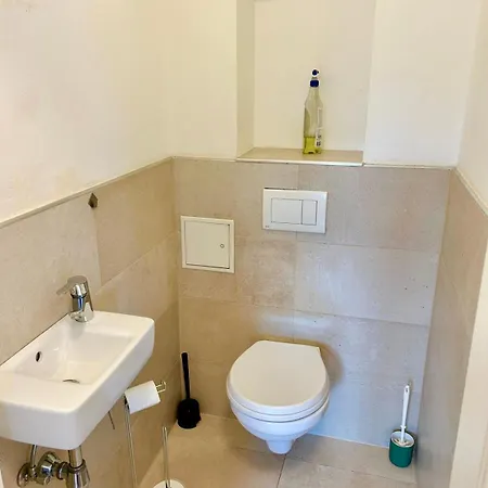 Spacious With Balcony & Free Parking דירה *