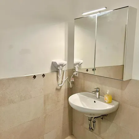 Spacious With Balcony & Free Parking דירה