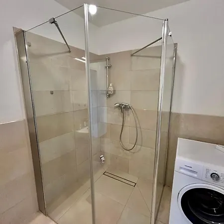 דירה Spacious With Balcony & Free Parking *